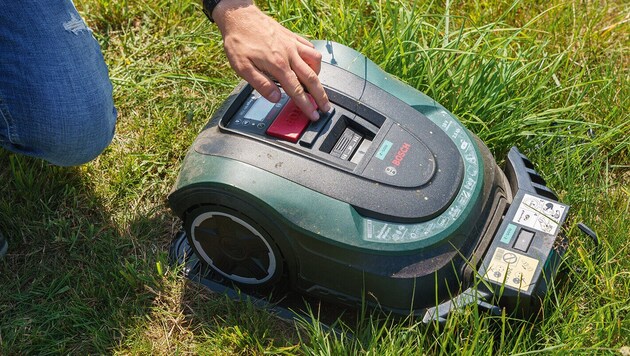 Many robotic lawnmowers are not childproof. This is why even the test winners scored only satisfactory overall - even though they mow well. (Bild: Stiftung Warentest/Martin Jehnichen)