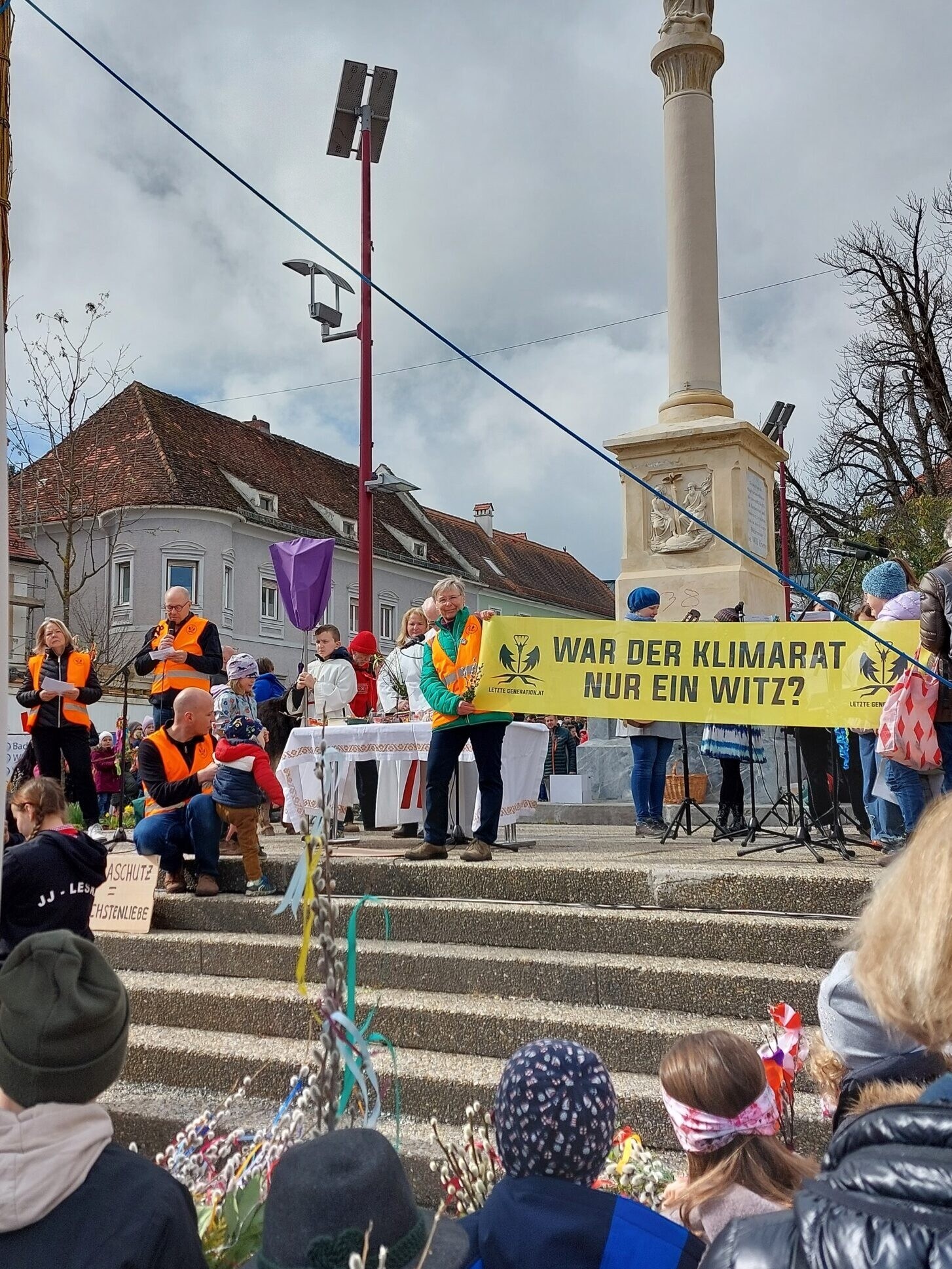 Az aktivisták jól látható mellényekkel és transzparensekkel jelentek meg a weizi pálmaházszentelésen. (Bild: Letzte Generation Österreich)