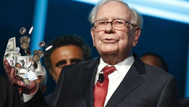 US multi-billionaire Warren Buffett is the sixth richest person in the world. Money seems to fly to him, but he is also considered down-to-earth and thrifty. (Bild: stock.adobe.com, AP, Krone KREATIV)