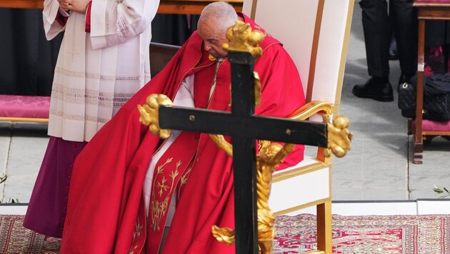 Papa Paskalya tatili boyunca dinlenmeyecek, tam tersine çok çalışacak. Kötü sağlığına rağmen günlüğü dolu. (Bild: AP)