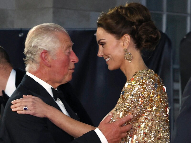 König Charles und Prinzessin Kate bei der Bond-Premiere 2021 in London (Bild: APA/Chris Jackson/Pool Photo via AP)