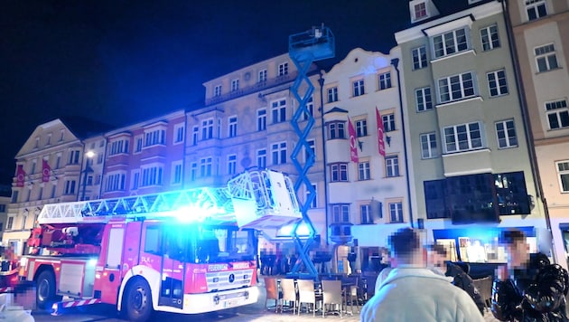 A különös akció rendőrségi és tűzoltói akciót váltott ki. (Bild: Berufsfeuerwehr Innsbruck, Krone KREATIV)