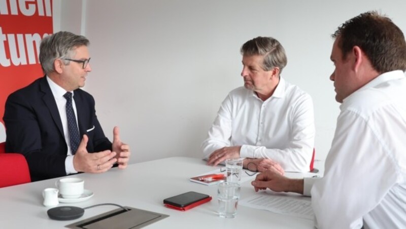 ÖVP Finance Minister Magnus Brunner (left) in conversation with Claus Meinert, Editor-in-Chief of "Tiroler Krone", and editor Manuel Schwaiger (right). (Bild: Birbaumer Johanna)