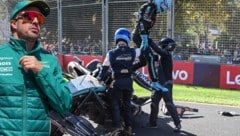 Fernando Alonso (li.) wurde nach dem Unfall von George Russell bestraft.  (Bild: APA/AFP/Paul CROCK, AP)