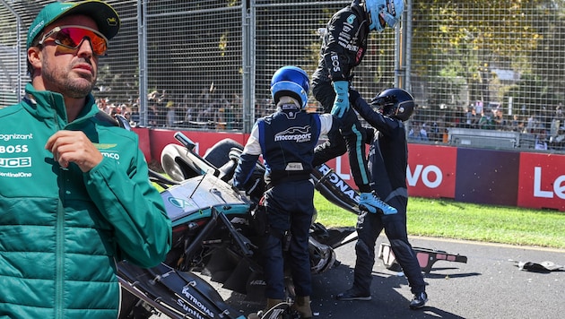 Fernando Alonso (l.) boxed George Russell out of the race. (Bild: APA/AFP/Paul CROCK, AP)