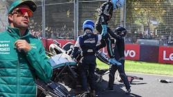 Fernando Alonso (li.) wurde nach dem Unfall von George Russell bestraft.  (Bild: APA/AFP/Paul CROCK, AP)