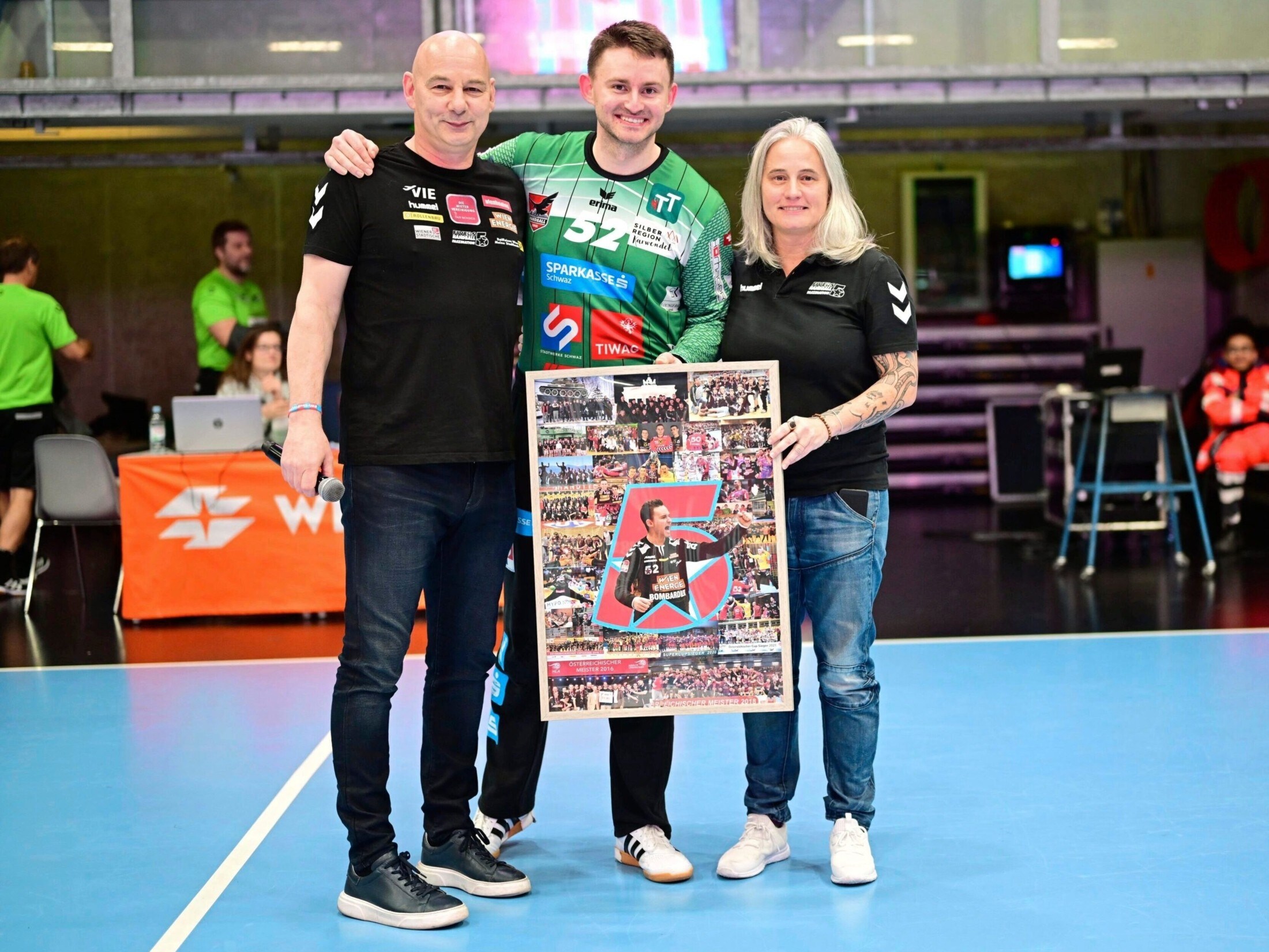 Goalkeeper Boris Tanic returned for the first time and was bid farewell by Fivers boss Thomas Menzl and club soul Sandra Zapletal. (Bild: Fivers/Nigg)