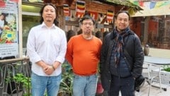 V.li.:Gurung, Shrestha und Kanchna Gurung kämpfen um ihr Restaurant. (Bild: zwefo)