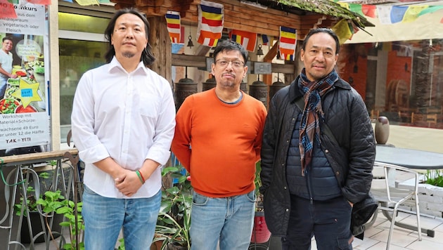 From left: Gurung, Shrestha and Kanchna Gurung fight for their restaurant. (Bild: zwefo)