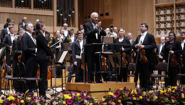 The Vienna Philharmonic with the maestro (Bild: reinhard winkler)