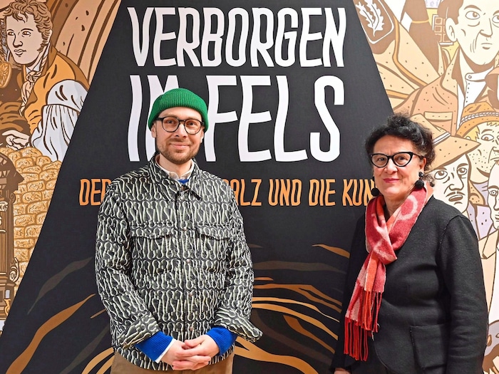 Künstler Simon Schwartz mit Intendantin Elisabeth Schweeger