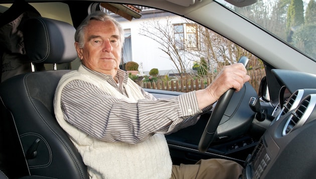 There was great interest in the information event for senior citizens, who were also able to take a seat behind the wheel themselves (symbolic image). (Bild: stock.adobe.com)