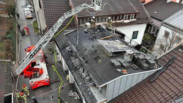 Yoğun yapılaşmanın olduğu şehir merkezinde yangınla mücadele etmek için döner merdivenler kullanıldı. (Bild: ZOOM.TIROL)