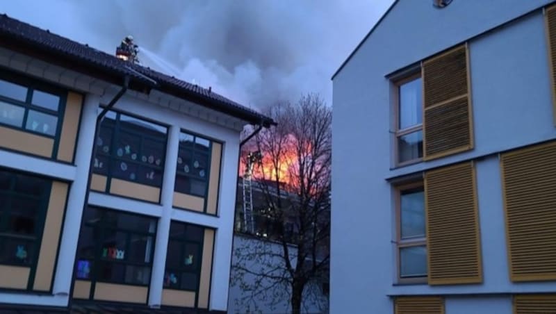 Die Flammen schlugen aus dem Wohnhaus. (Bild: ZOOM.TIROL)