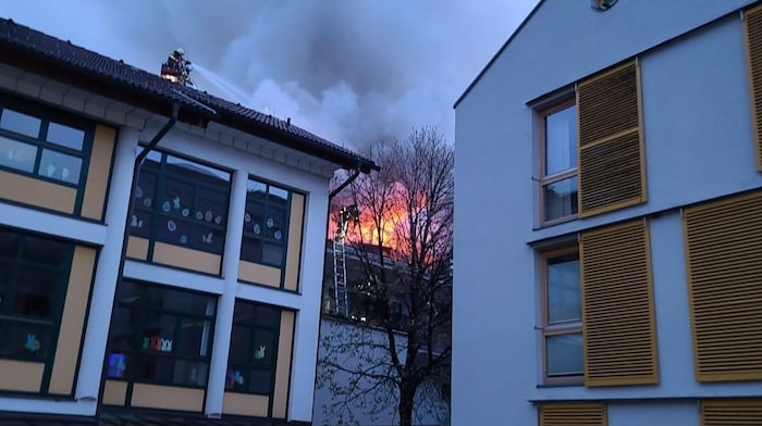 Die Flammen schlugen aus dem Wohnhaus.