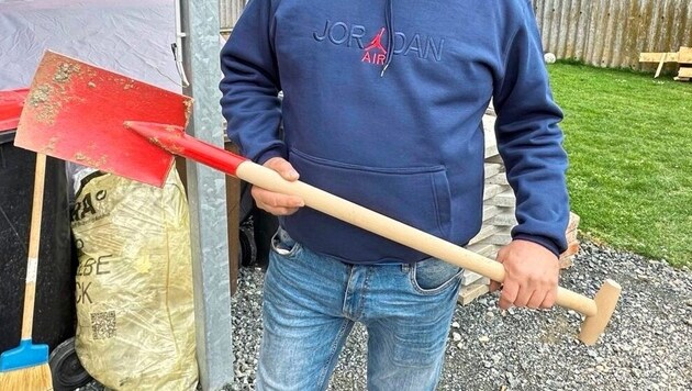 The homeowner used a spade to keep the criminal at bay. (Bild: Christian Schulter)