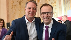 Roter Triumph: SPÖ-Bundesparteichef Andreas Babler (li.) freut sich mit Bernhard Auinger, mit dem künftigen Bürgermeister in Salzburg. (Bild: APA/BARBARA GINDL)