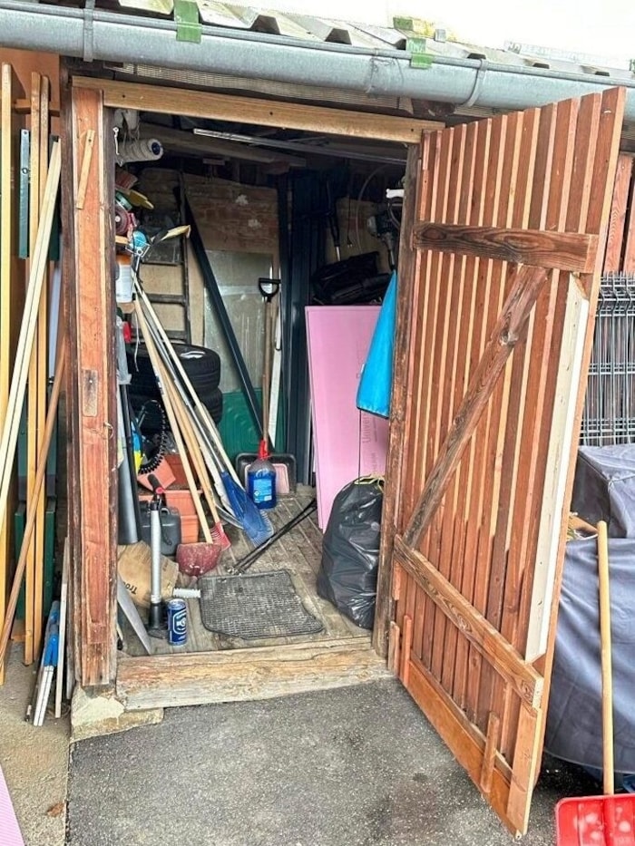In diese Holzhütte drängte der Hausherr den Dieb.