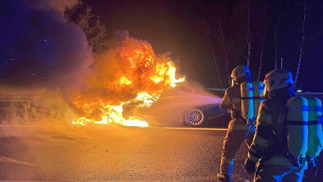 Burning car on the Tauern highway on Saturday evening. (Bild: FF Zederhaus)