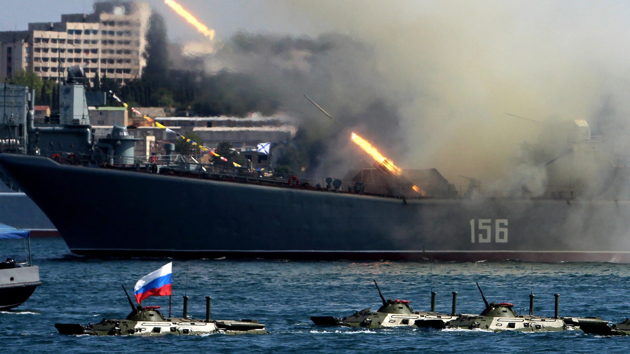The landing ship "Yamal" fires missiles during celebrations in Sevastopol in July 2014. Now it has been hit by missiles itself. (Bild: APA/AFP/Yuriy LASHOV)