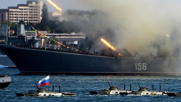 A "Jamal" partraszálló hajó rakétákat lő ki ünnepségek közben Szevasztopolban 2014 júliusában. Most magát is rakétatalálat érte. (Bild: APA/AFP/Yuriy LASHOV)