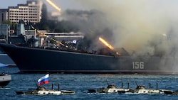 Das Landungsschiff „Jamal“ feuert im Juli 2014 bei Feierlichkeiten in Sewastopol Raketen ab. Jetzt wurde es selbst von Raketen getroffen. (Bild: APA/AFP/Yuriy LASHOV)
