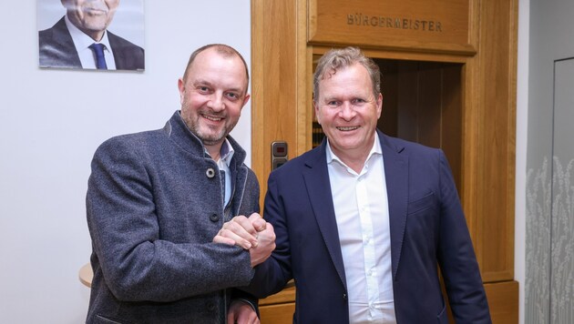 Fair: Vize Thomas Haslinger (ÖVP) gratuliert dem Bürgermeister Erich Rohrmoser (SPÖ). (Bild: Hölzl Roland)