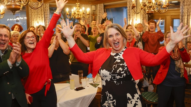 Barbara Schweitl and her many fellow campaigners were able to celebrate a surprisingly clear election victory. The SPÖ candidate will be the first woman to head Puch in future. (Bild: Tschepp Markus)