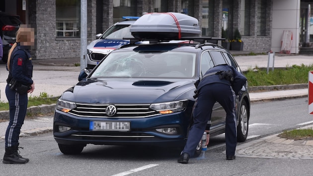 The car was damaged in the area of the windshield and the hood. (Bild: zoom.tirol, Krone KREATIV)