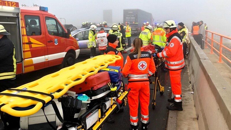 A 52-year-old woman and a two-year-old child died at the scene of the accident, while another child had to be taken to hospital with life-threatening injuries. (Bild: Twitter.com/brkaktuell)