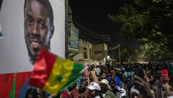 Straßen in der Hauptstadt Dakar füllten sich mit jubelnden Anhängern. (Bild: Copyright 2024 The Associated Press. All rights reserved.)