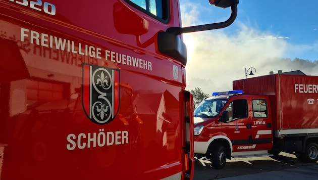A schöderi tűzoltóság nagy létszámú kontingense a traktorral és két személygépkocsival történt ütközésnél. (Bild: Freiweillige Feuerwehr Schöder)
