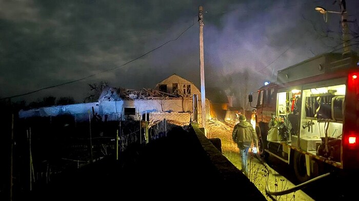 Rettungskräfte im Einsatz nach einem russischen Angriff in Mykolajiw