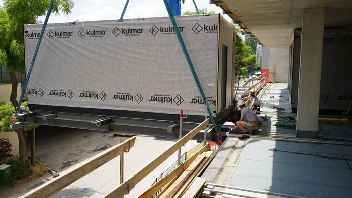 A Kiubo housing module being delivered to the demonstration project in Graz.