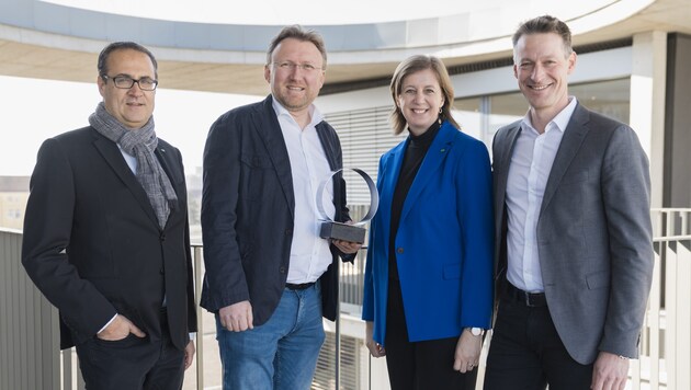 Christoph Ludwig (Geschäftsführer Steirische Wirtschaftsförderung SFG), Hans Schaffer (Geschäftsführer Kiubo), Barbara Eibinger-Miedl (Wirtschaftslandesrätin) und Florian Stadtschreiber (Geschäftsführer Kiubo) bei der Preisverleihung. (Bild: Land Steiermark/Robert Binder)