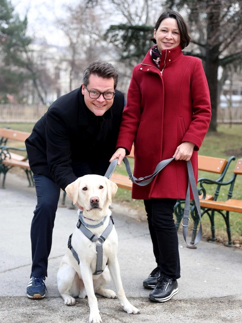 Tierschutzstadtrat Jürgen Czernohorszky und Veterinäramts-Leiterin Ruth Jily machen auf die Gratis-Aktion aufmerksam (Bild: Stadt Wien/Martin VOTAVA)