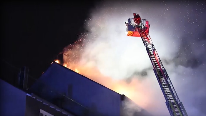Die Feuerwehr konnte den Brand am Montag unter Kontrolle bringen.