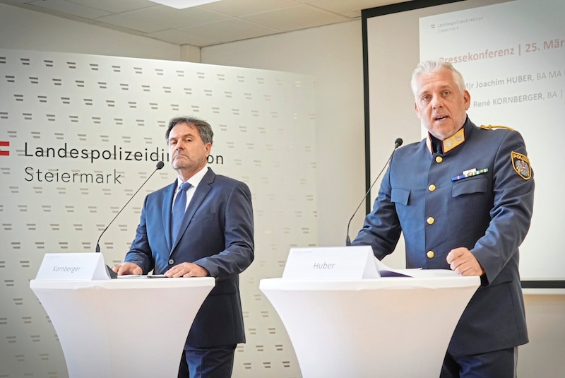 René Kornberger, Leiter des Landeskriminalamts, und Joachim Huber, stellvertretender Landespolizeidirektor, präsentierten am Montag die steirischen Ergebnisse der polizeilichen Anzeigenstatistik für 2023.  (Bild: Sepp Pail)