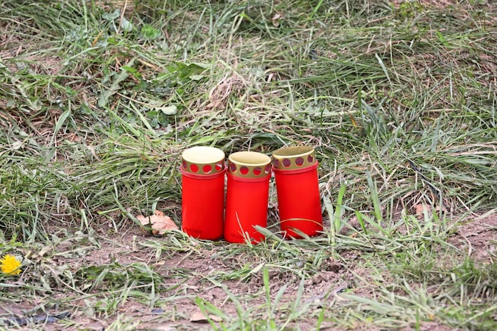  Kerzen am Unfallort sollen an die Verstorbenen erinnern.