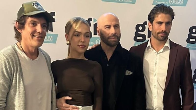 Temmel (jobbra) a "Cash Out" premierjén Lukas Haas, Natali Yura és John Travolta (balról) mellett. (Bild: zVg)