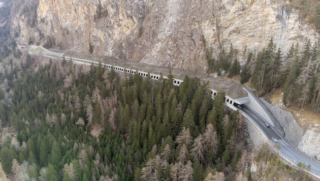 Das Land Tirol errichtet auf der B180 Reschenstraße in einem neuralgischen Bereich die neue, 400 Meter lange Kanzelgalerie. (Bild: Land Tirol/EQ-Vis)