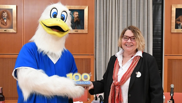 Bürgermeisterin Karin Baier – hier mit dem Schwechater Stadtmaskottchen – sieht sich Konkurrenz in den eigenen Reihen gegenüber. (Bild: Huber Patrick)