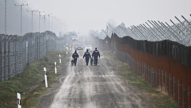 Hungarian police officers patrol the border with Serbia (archive photo). They could soon be accompanied by colleagues from China. (Bild: APA/AFP/Attila KISBENEDEK)