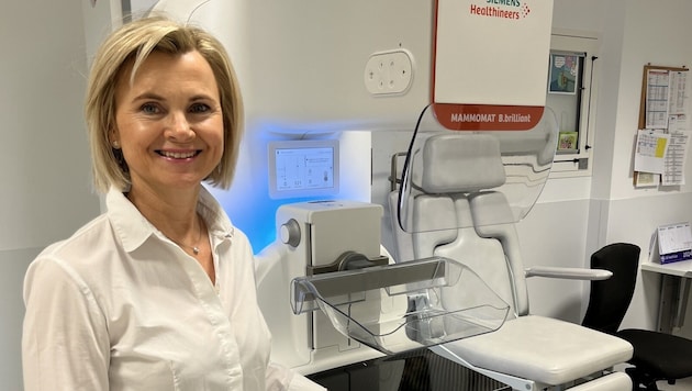 Senior physician Maria Miesbauer in front of the new high-tech device. (Bild: Ordensklinikum Linz)