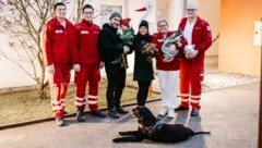 Von links nach rechts: Eugen Greindl, Benedikt Eibensteiner, Maximilian North mit Anton, Stefanie North, Dr. Michaela Aigner mit Jakob, Notfallsanitäter Thomas Munz (Bild: OÖRK/Sandra Ziegler)