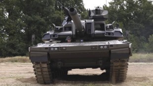 Bis der MGCS anrollt, halten weitere Modernisierungsstufen des Leopard-2 die Stellung. Im Bild: Der „Enhanced Main Battle Tank“ mit neuem Geschützturm auf Leopard-2-Wanne, den KMW und Nexter einige Monate nach Putins Einfall in die Ukraine als Technologiedemonstration vorstellten. (Bild: YouTube.com/Nexter)