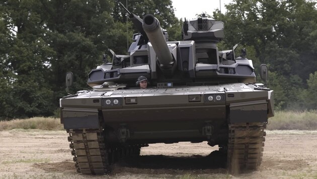 Az MGCS bevezetéséig a Leopard-2 további modernizációs szakaszai tartják a frontot. A képen: A "továbbfejlesztett fő harckocsi" új toronnyal a Leopard-2 törzsén, amelyet a KMW és a Nexter néhány hónappal Putyin ukrajnai inváziója után technológiai bemutatóként mutatott be. (Bild: YouTube.com/Nexter)