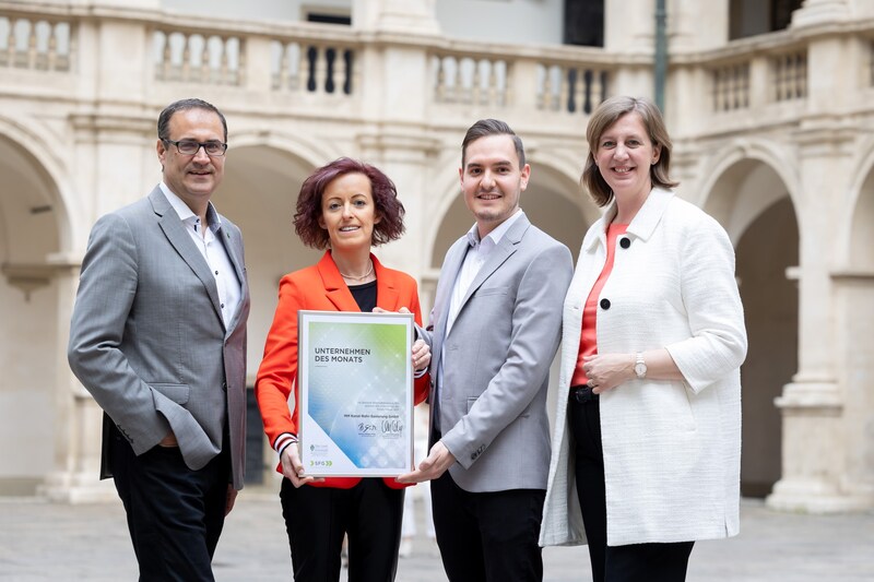 Christoph Ludwig (SFG), Michaela und Matthias Mock (MM Kanal-Rohr-Sanierung GmbH) und Wirtschaftslandesrätin Barbara Eibinger-Miedl bei der Urkundenübergabe. (Bild: SFG/Oliver Wolf)