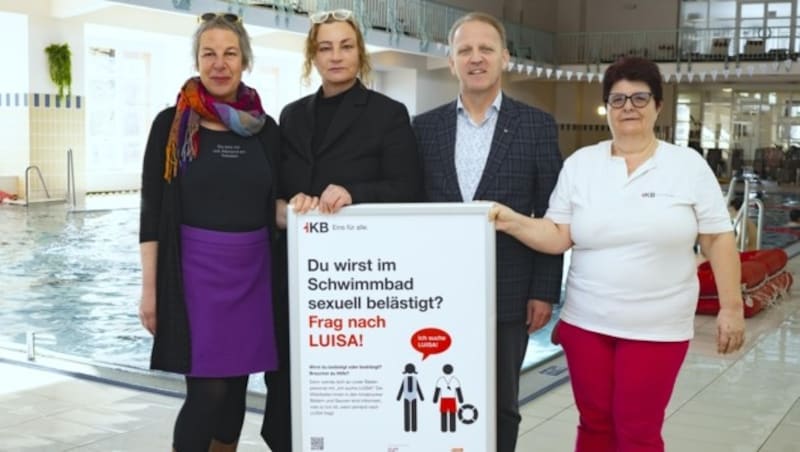 Setzen ein Zeichen gegen sexuelle Belästigung in den Bädern (v. li.): Katharina Hölbing (Frauen gegen VerGEWALTigung), Gabriele Plattner (Frauenhaus Tirol), IKB-Geschäftsbereichsleiter) Ulrich Mayerhofer und Renate Rossmann (Hallenbad Amraser Straße). (Bild: IKB)