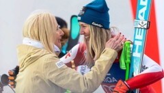 ÖSV-Präsidentin Roswitha Stadlober herzte die „Kristallene“ Conny Hütter. (Bild: GEPA pictures)